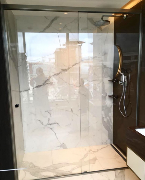 ДУШЕВАЯ ПЕРЕГОРОДКА С ОТКАТНОЙ СТВОРКОЙ (СКРЫТАЯ СИСТЕМА)